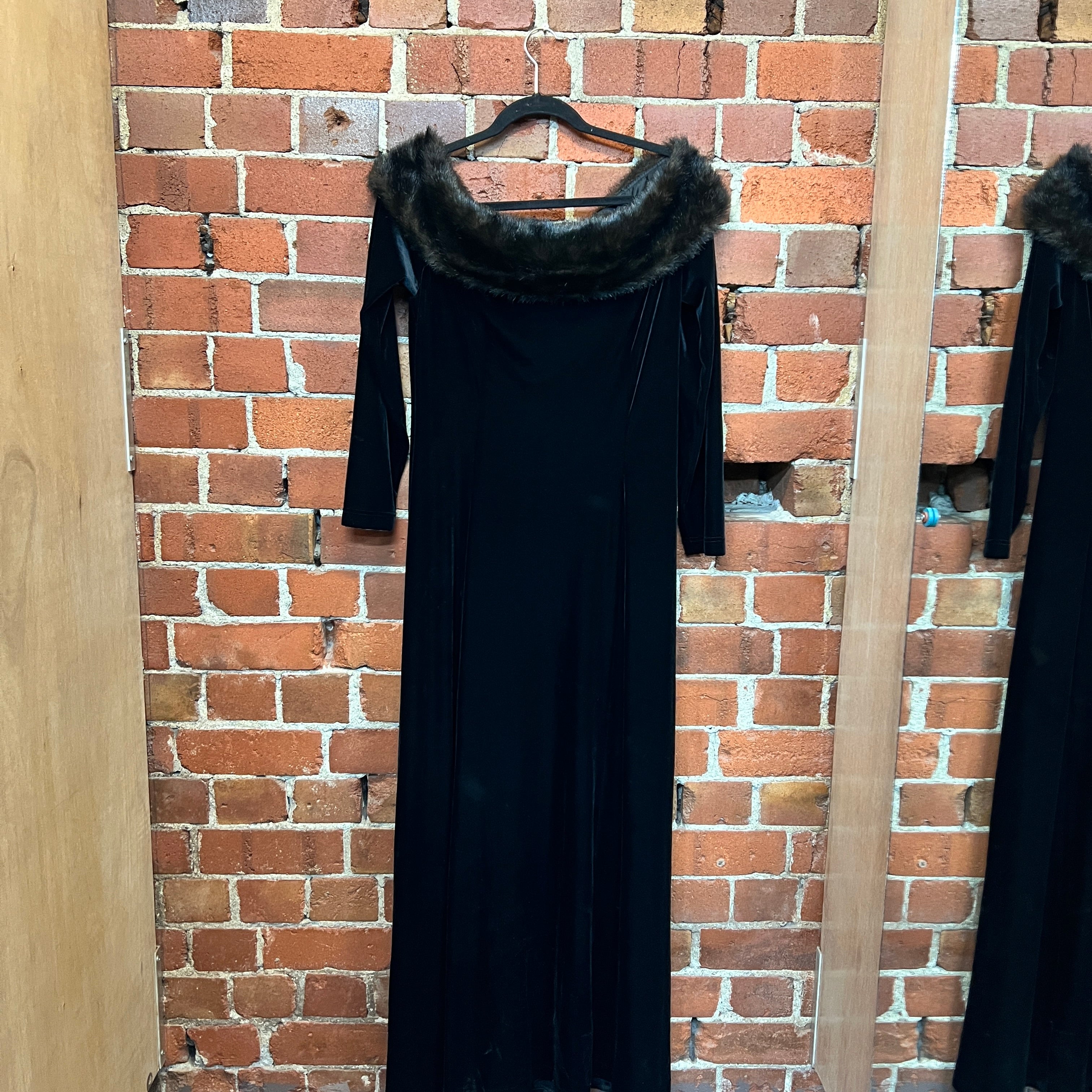 CACHET Faux Fur trim velvet gown