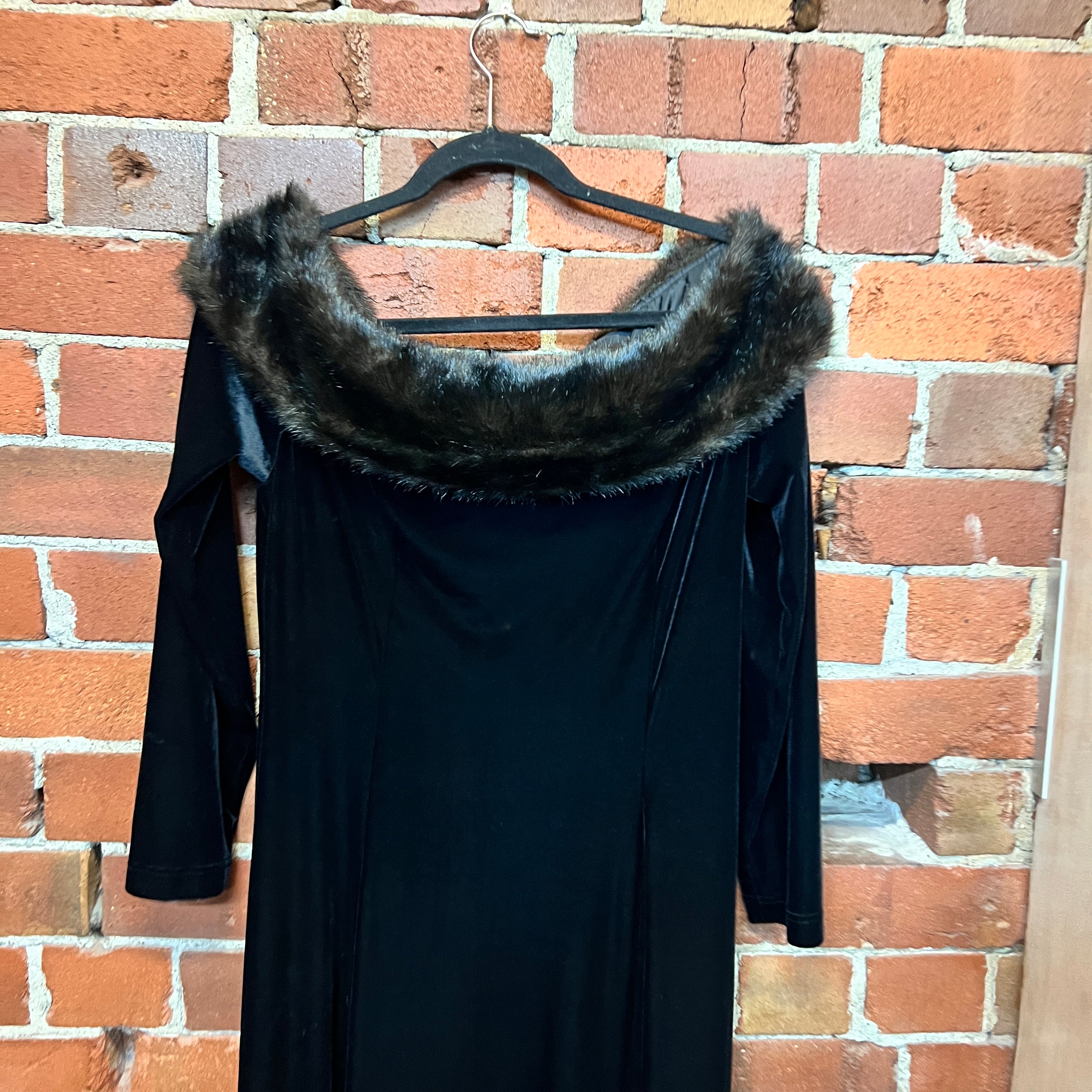 CACHET Faux Fur trim velvet gown