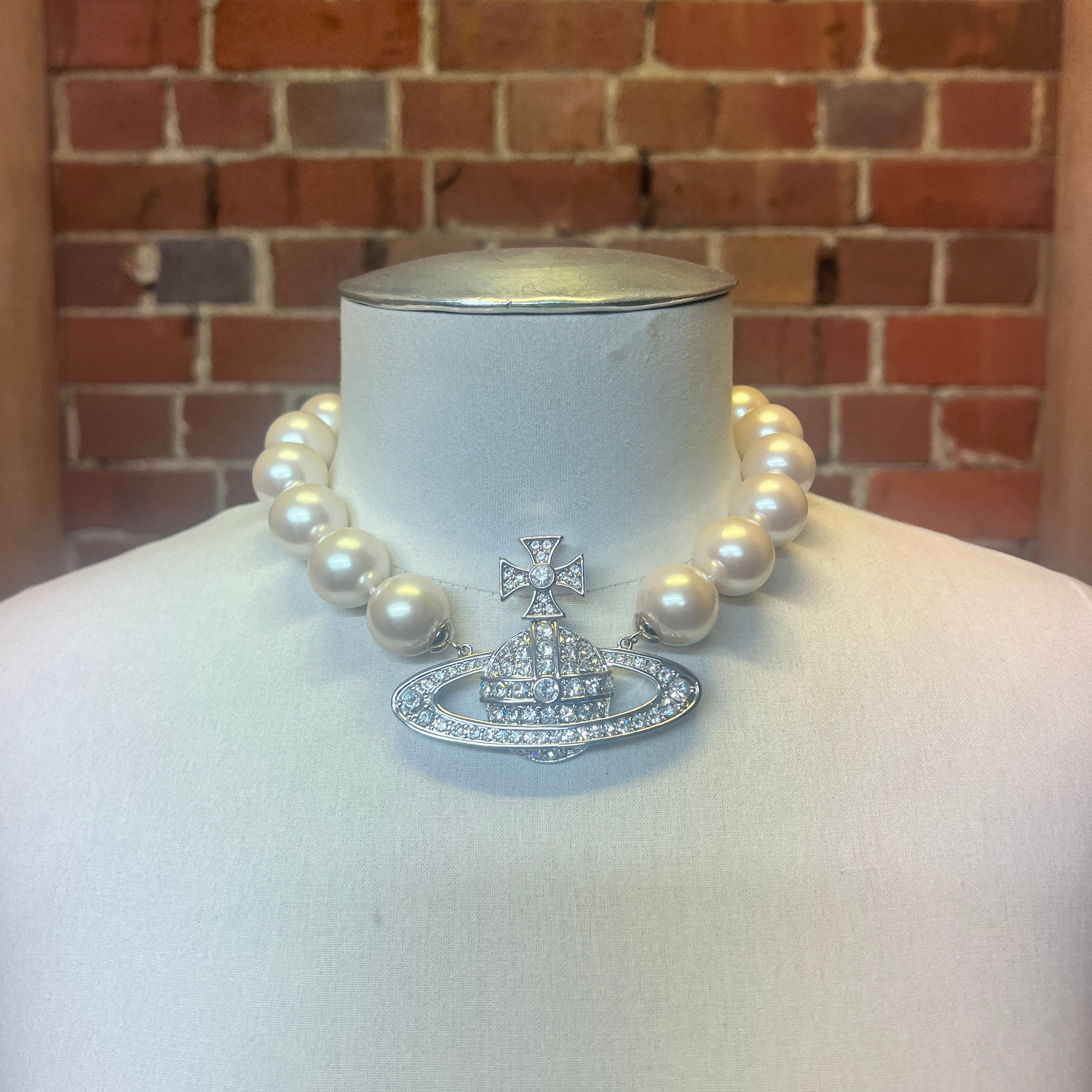 VIVIENNE WESTWOOD HUGE pearl choker