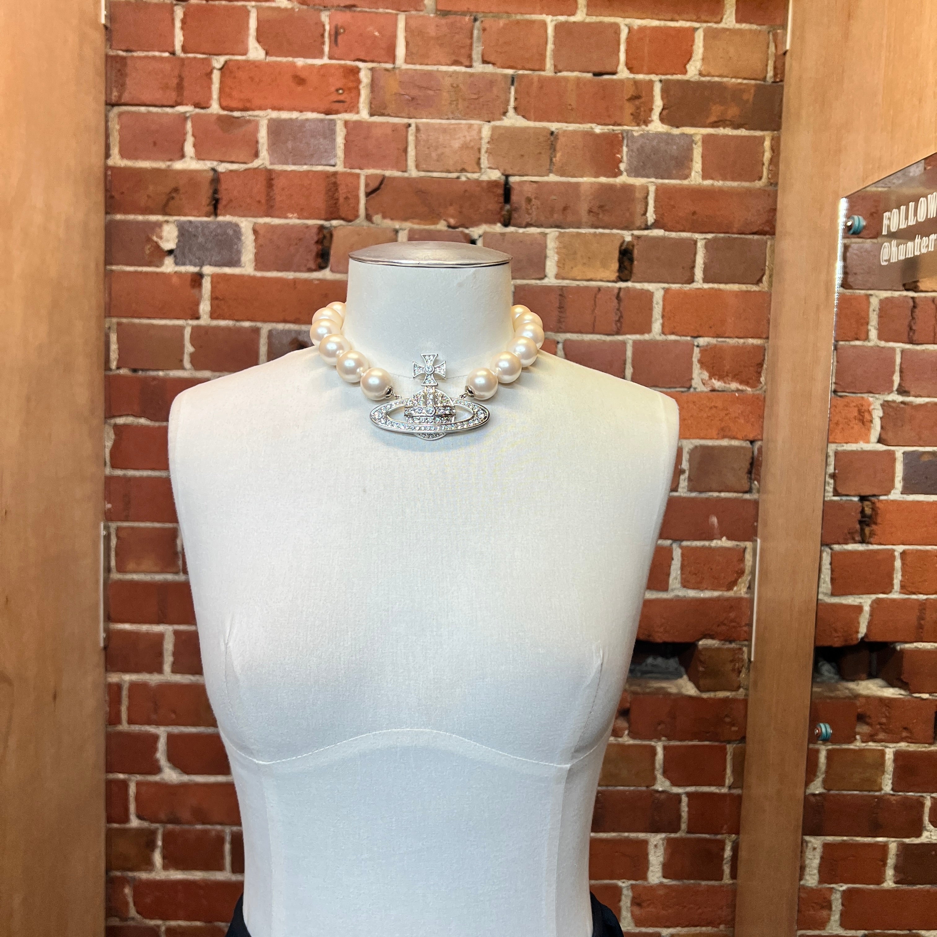 VIVIENNE WESTWOOD HUGE pearl choker