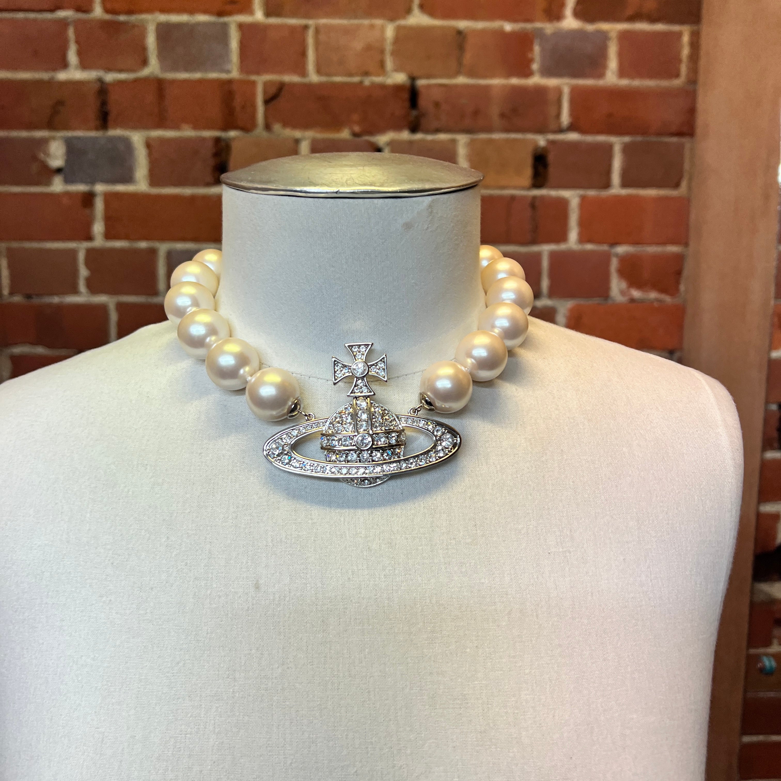 VIVIENNE WESTWOOD HUGE pearl choker