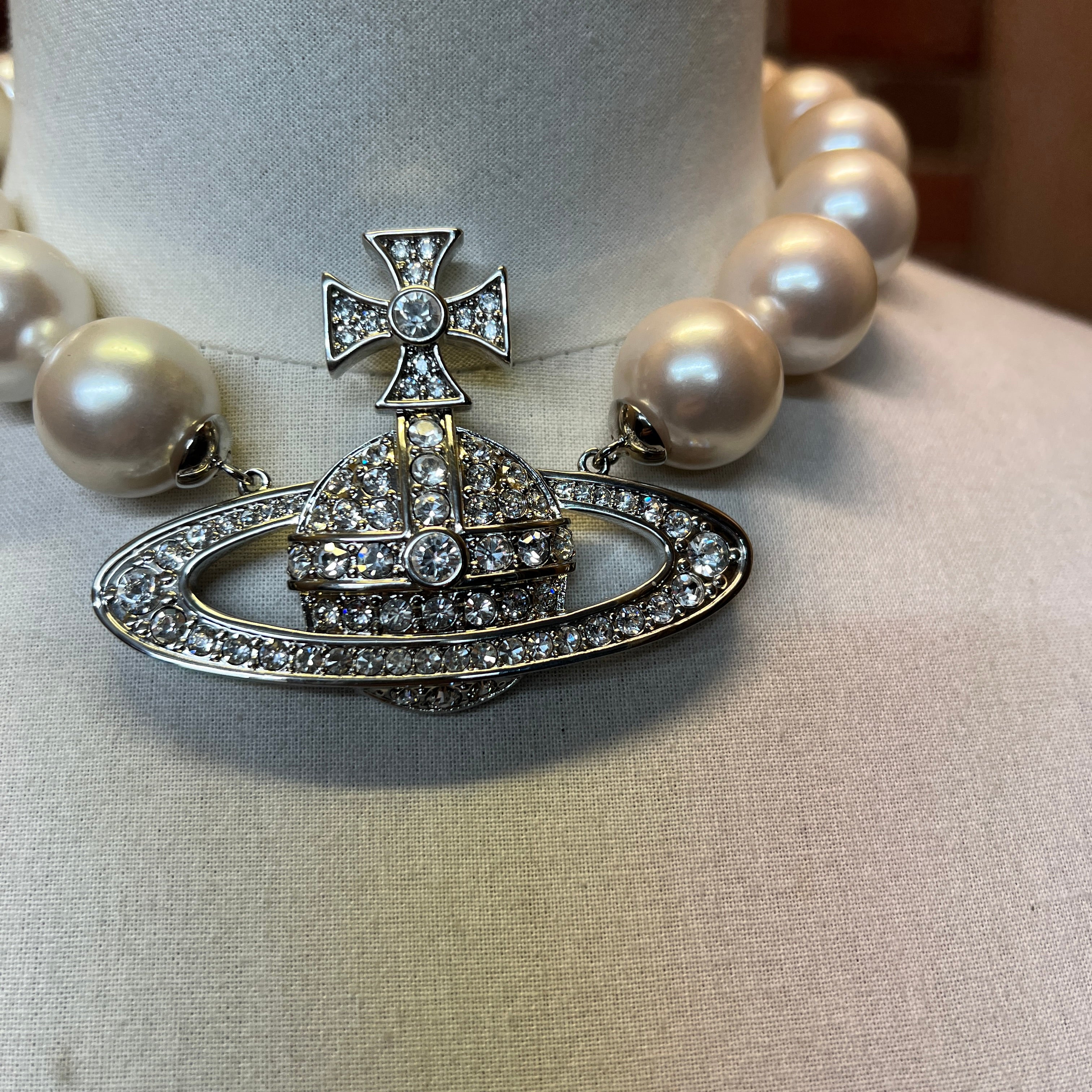 VIVIENNE WESTWOOD HUGE pearl choker