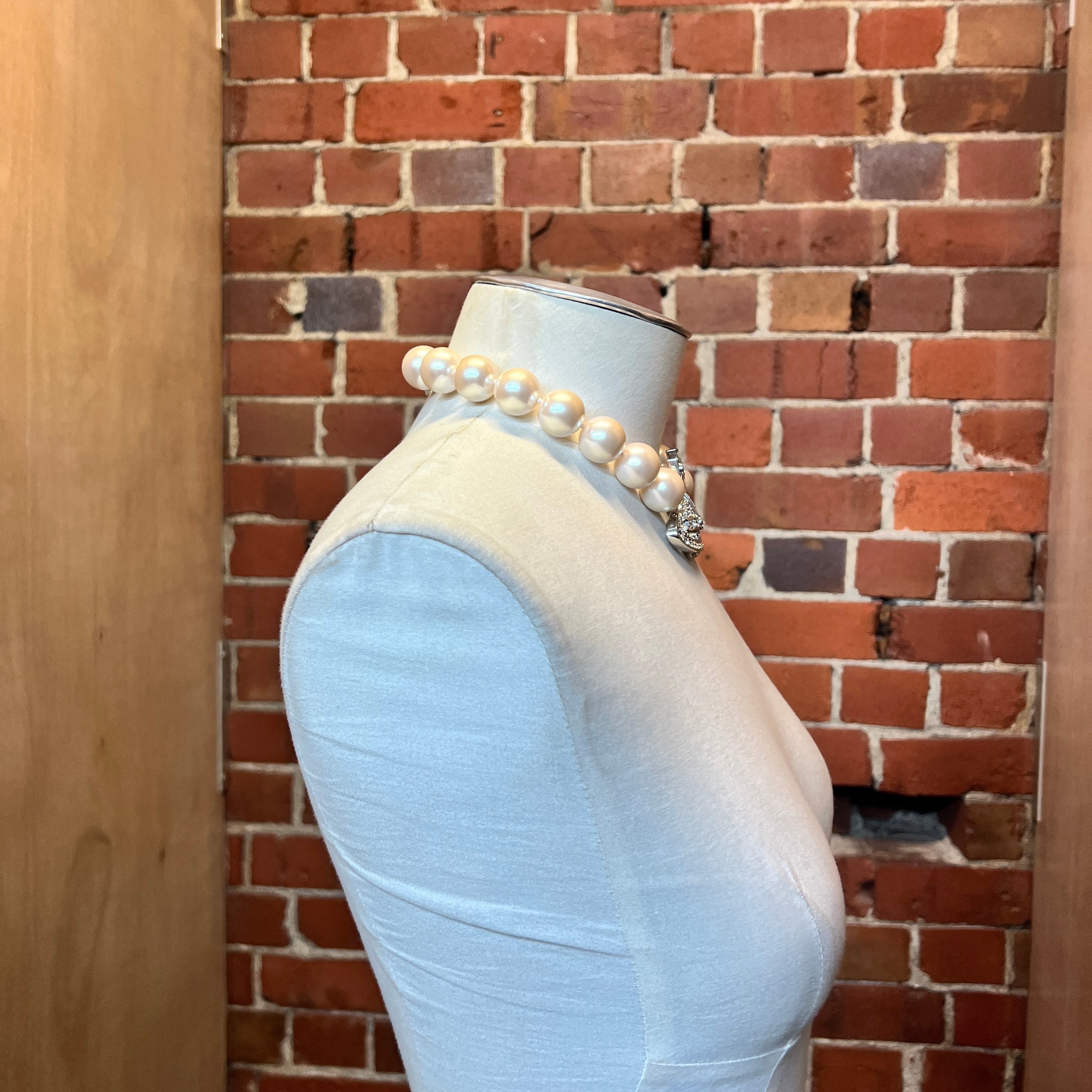 VIVIENNE WESTWOOD HUGE pearl choker