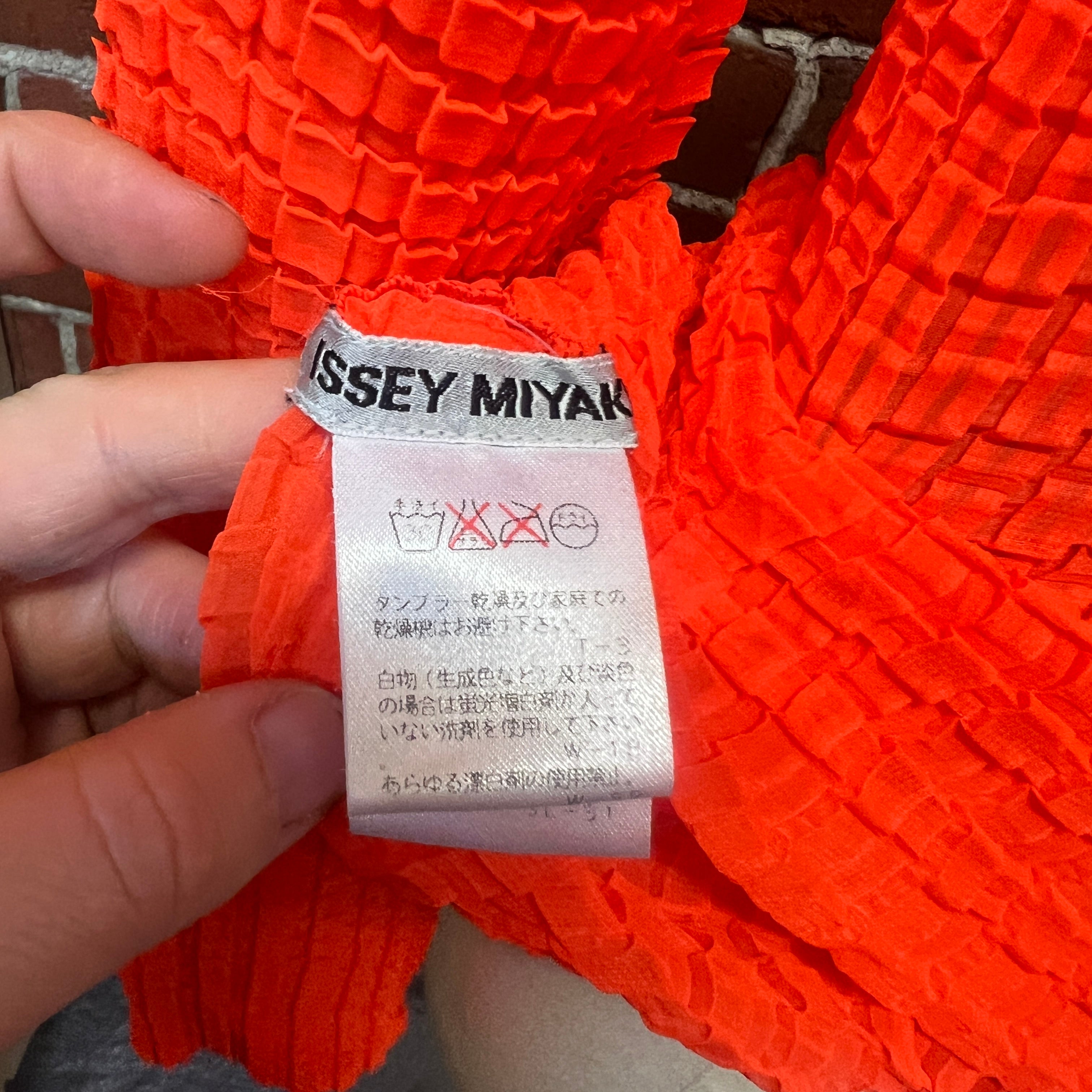 ISSEY MIYAKE pleated top