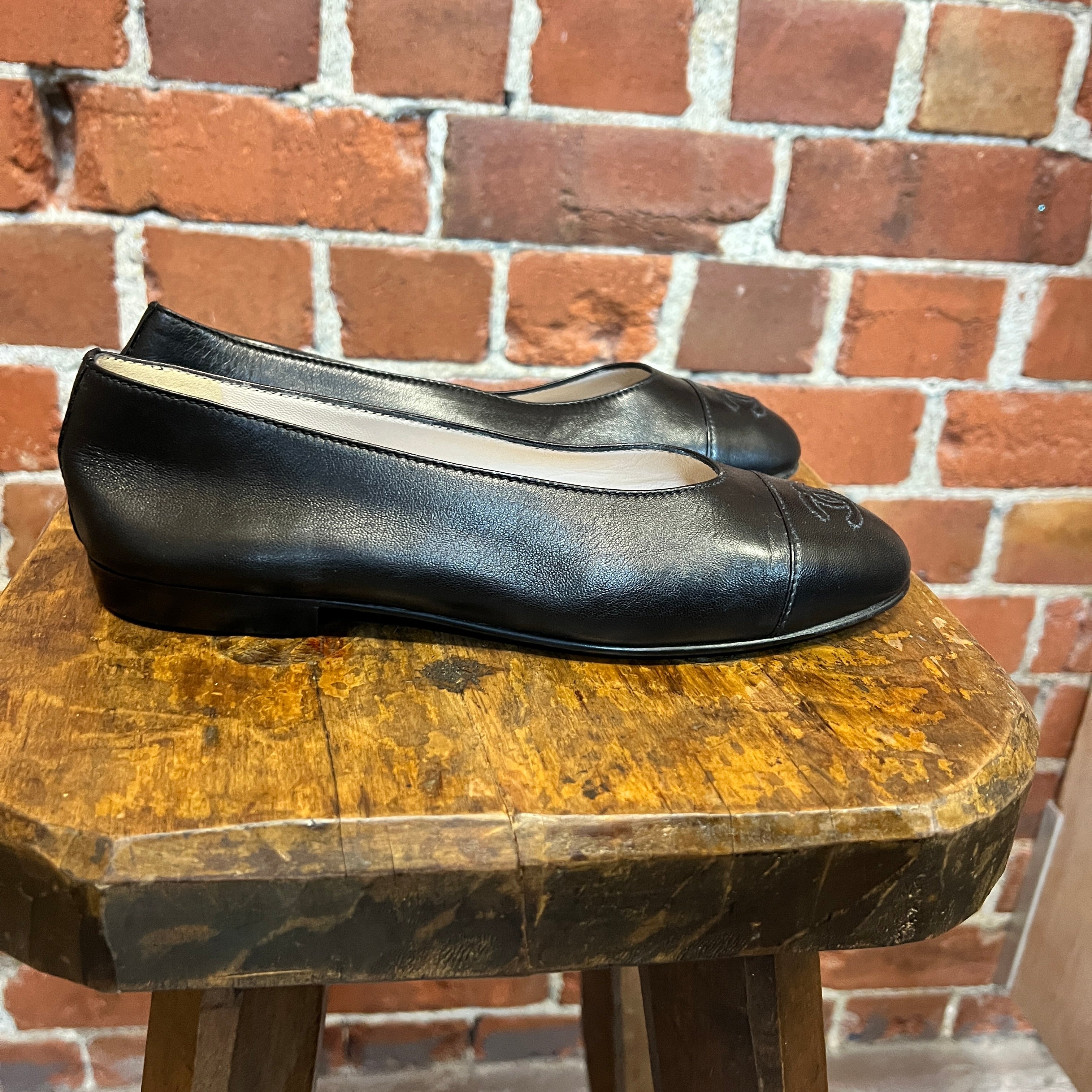 CHANEL leather ballet flats 37