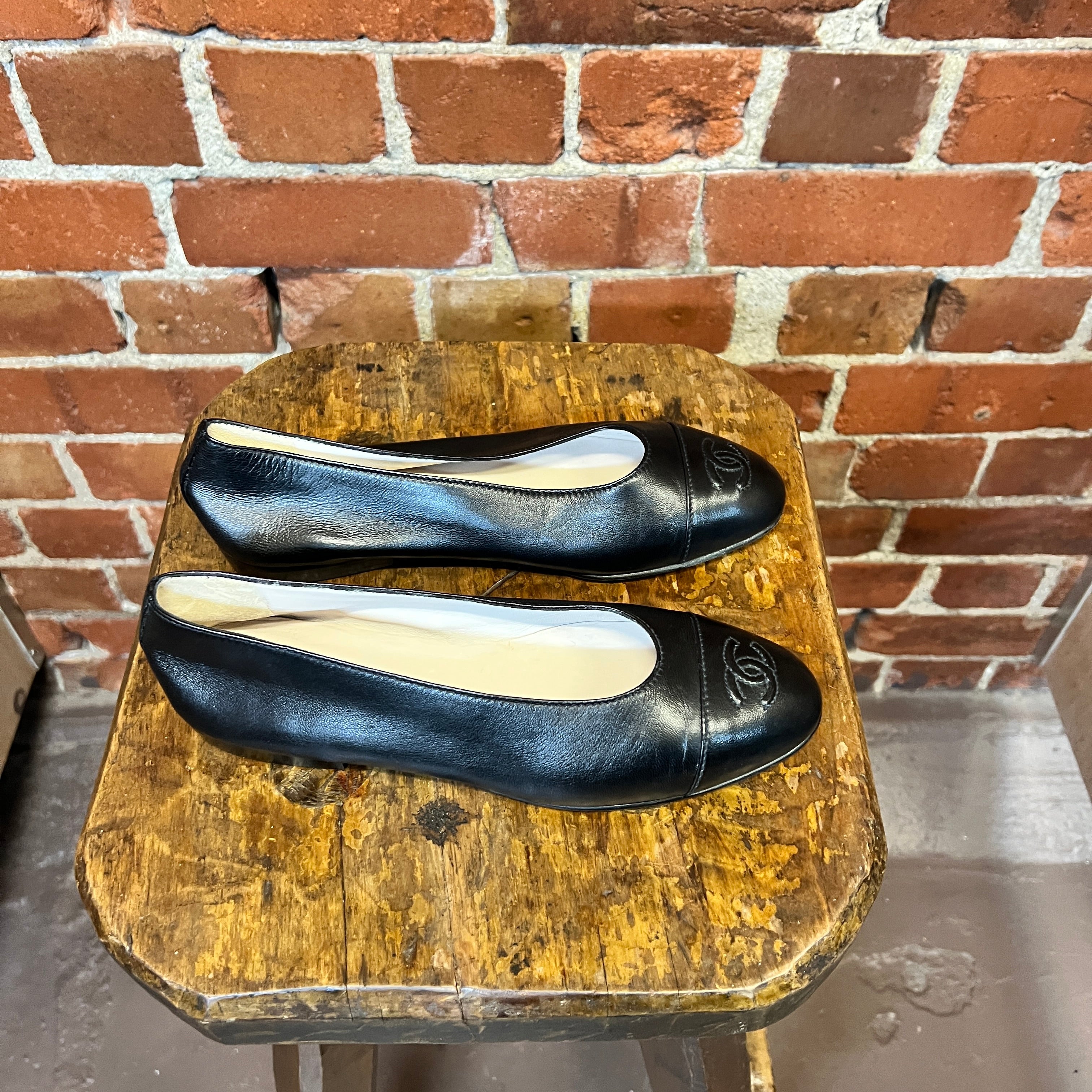 CHANEL leather ballet flats 37