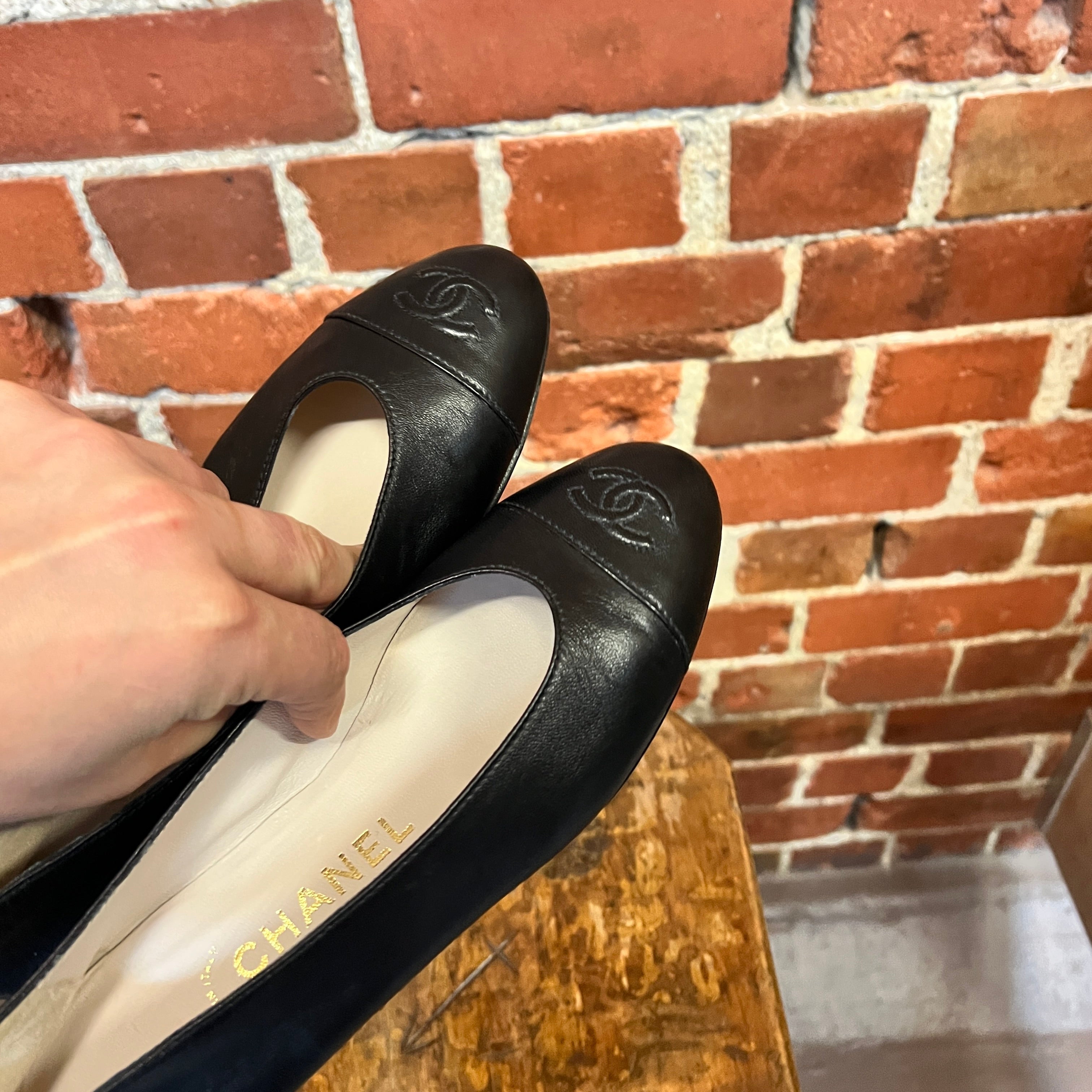 CHANEL leather ballet flats 37