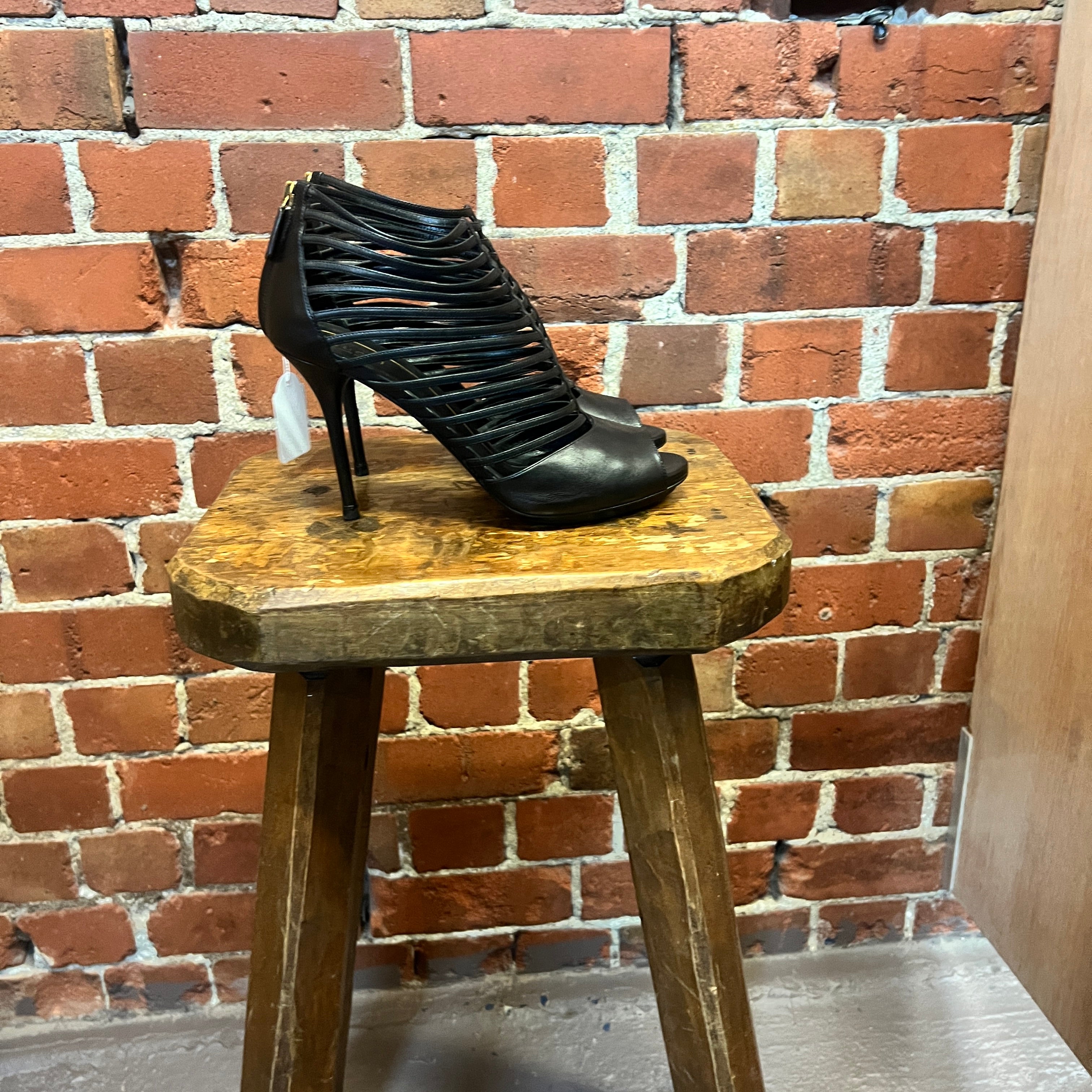 GUCCI leather strappy heels 39.5