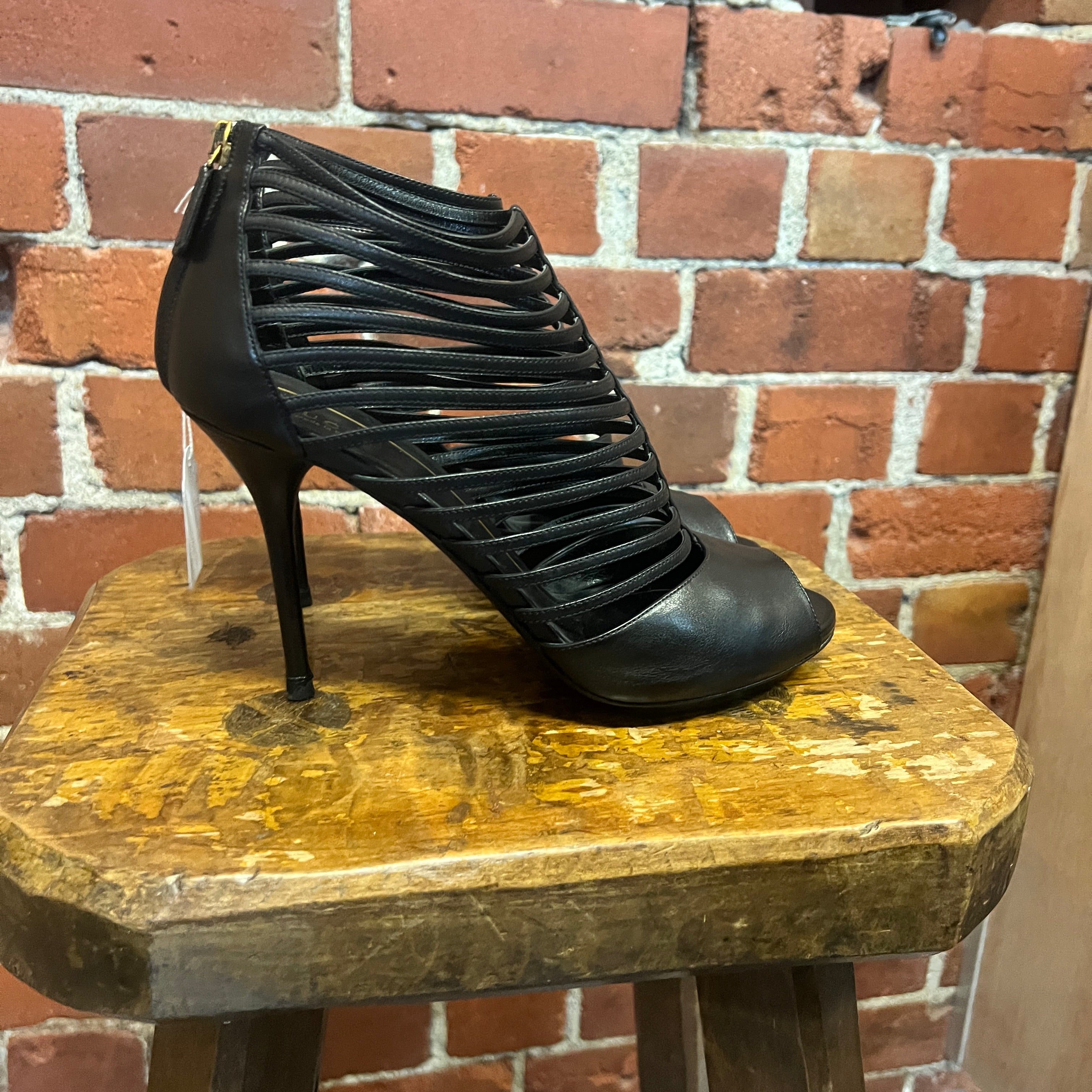 GUCCI leather strappy heels 39.5