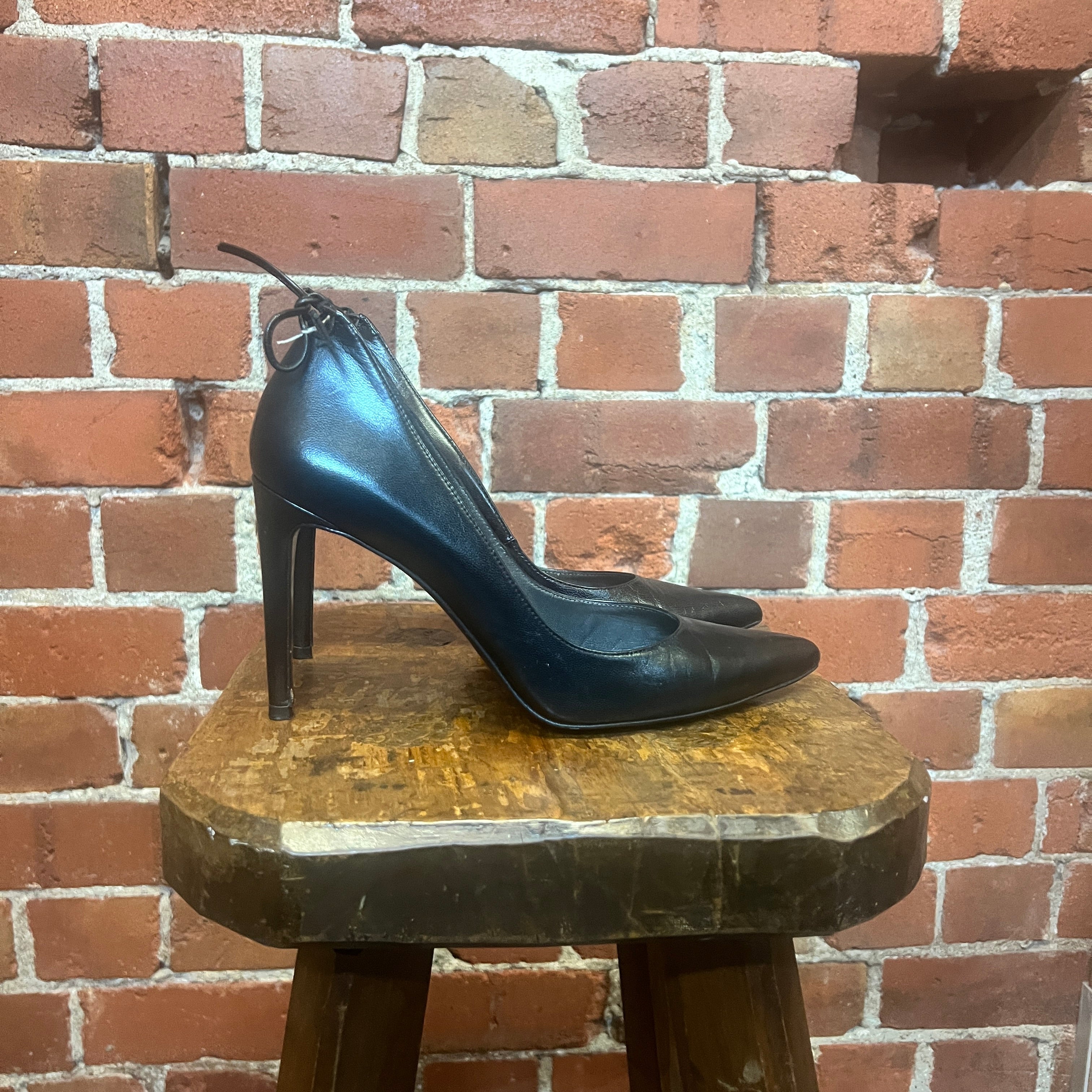 STEWART WEITZMAN  leather hells 39.5