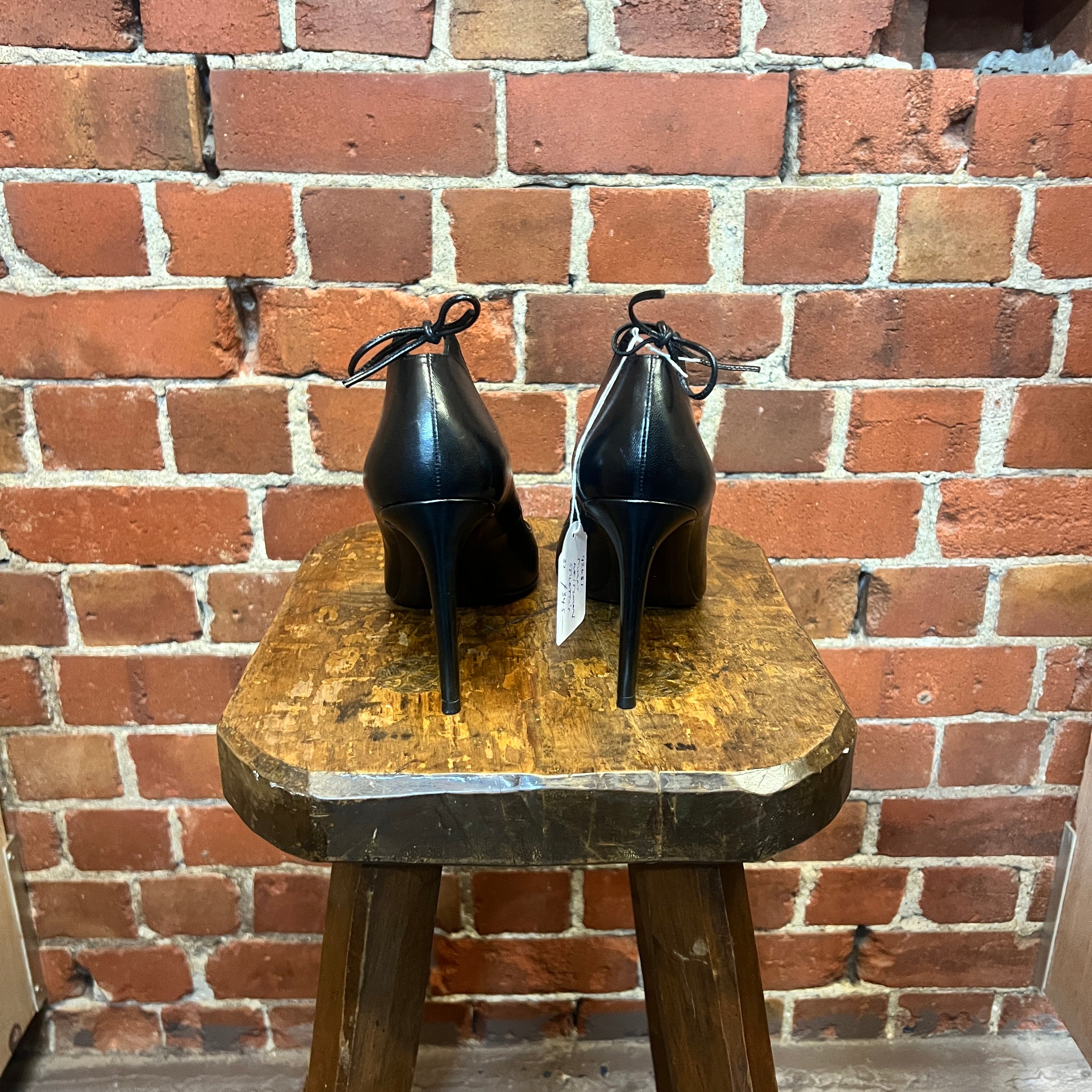 STEWART WEITZMAN  leather hells 39.5