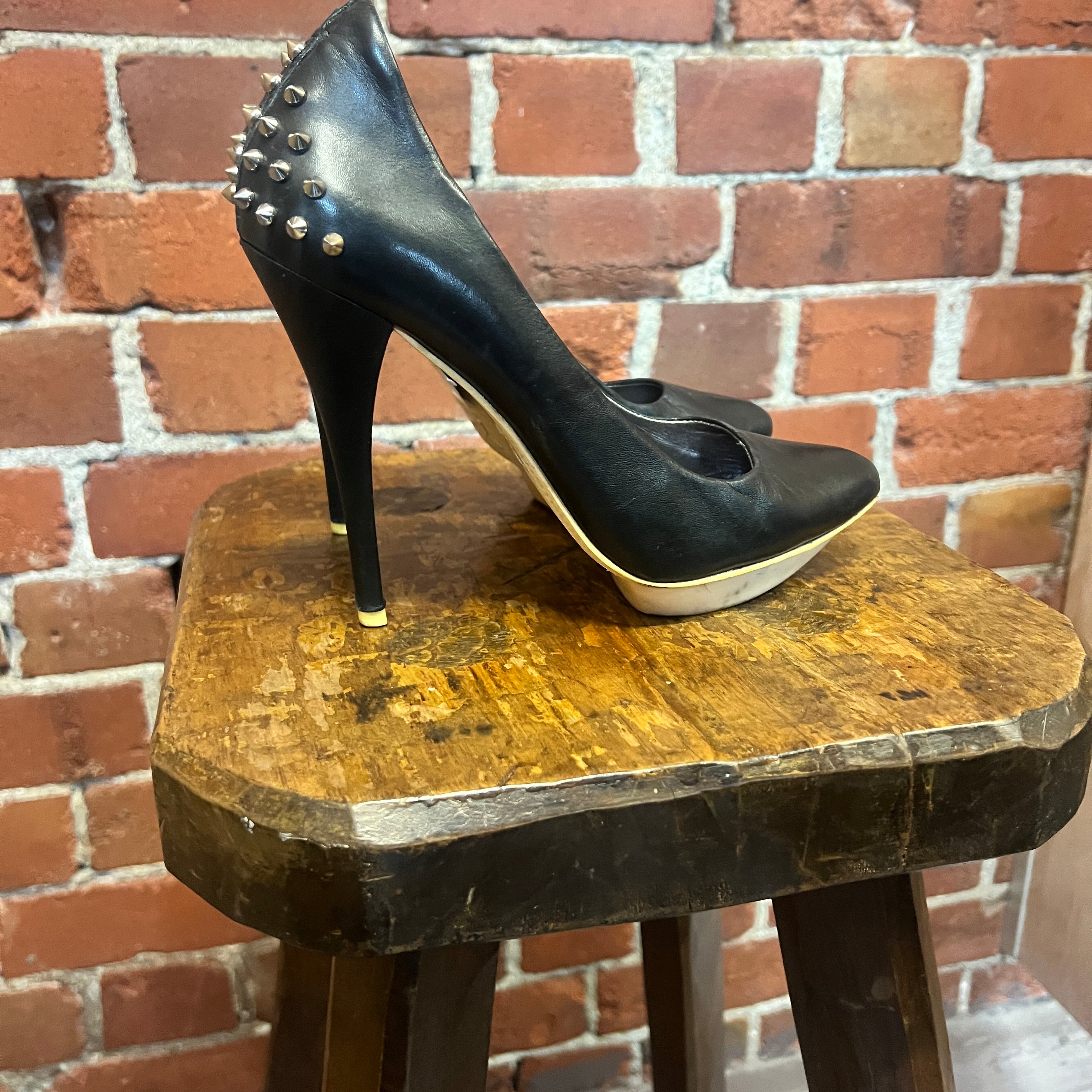 ALEXANDER MCQUEEN studded leather heels 39