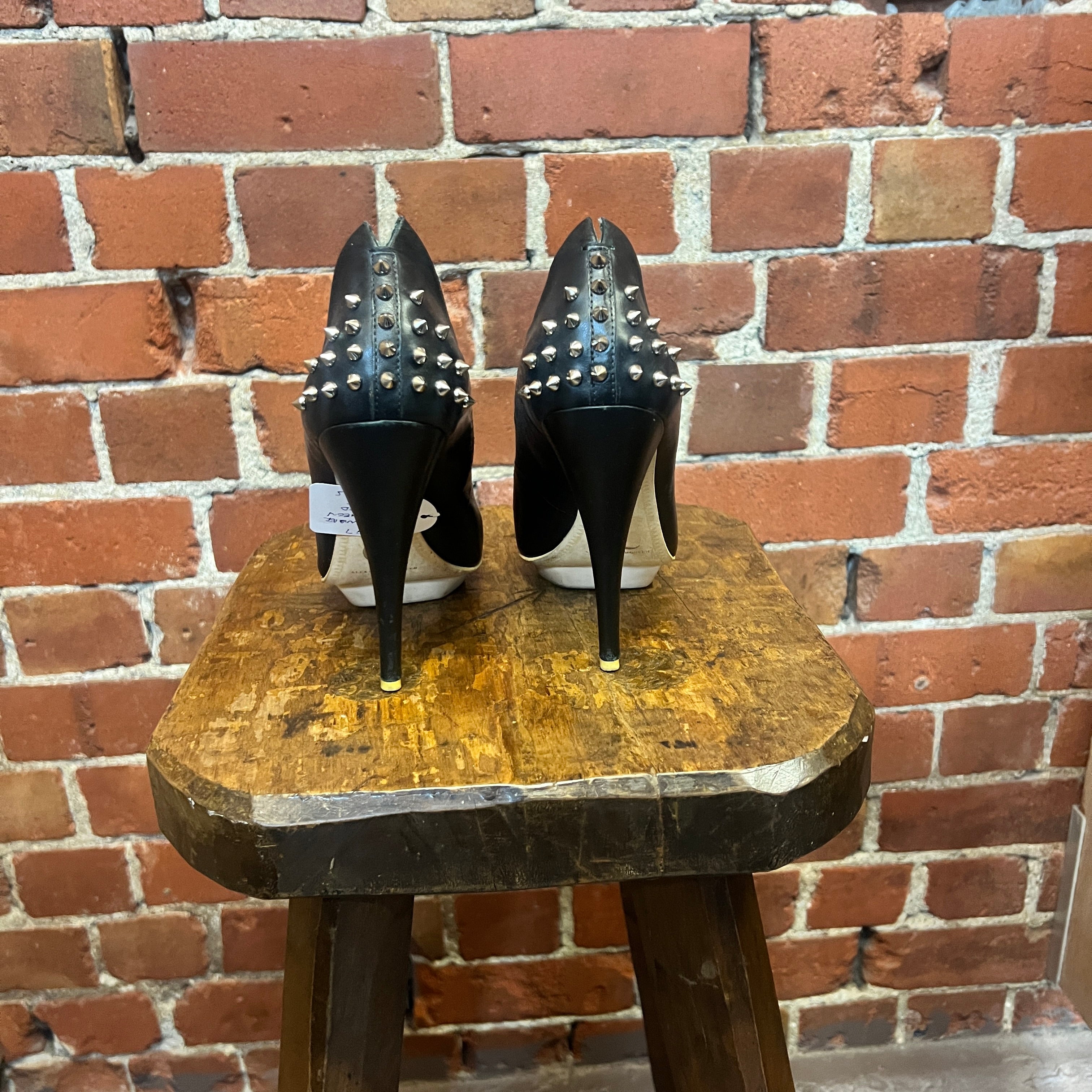 ALEXANDER MCQUEEN studded leather heels 39