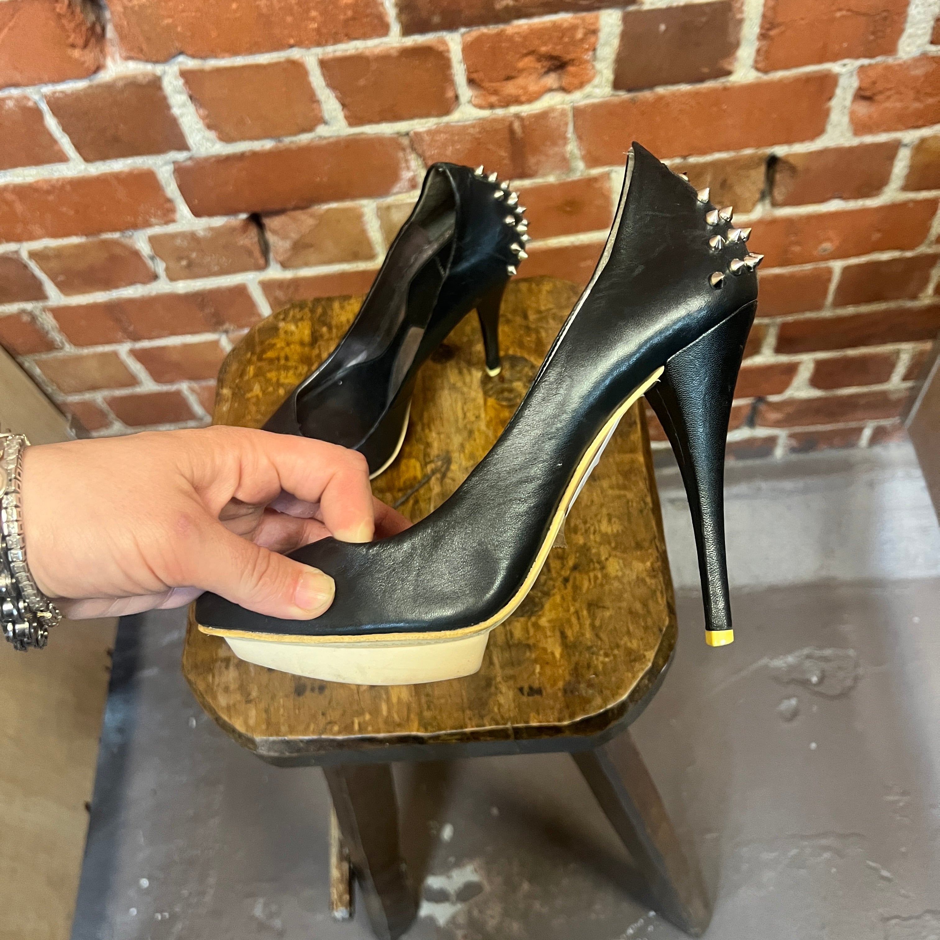 ALEXANDER MCQUEEN studded leather heels 39