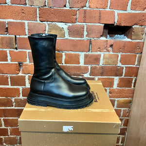 BURBERRY chunky leather boots 40