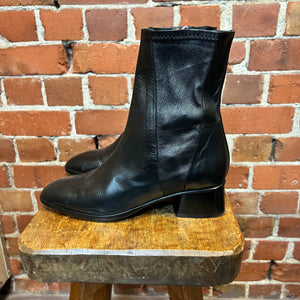 Quality leather boots 39