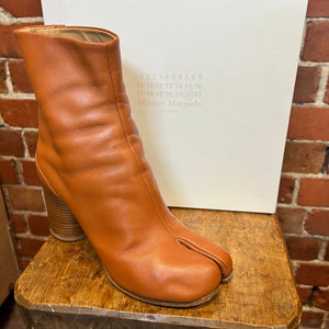 Brown tabi clearance boots