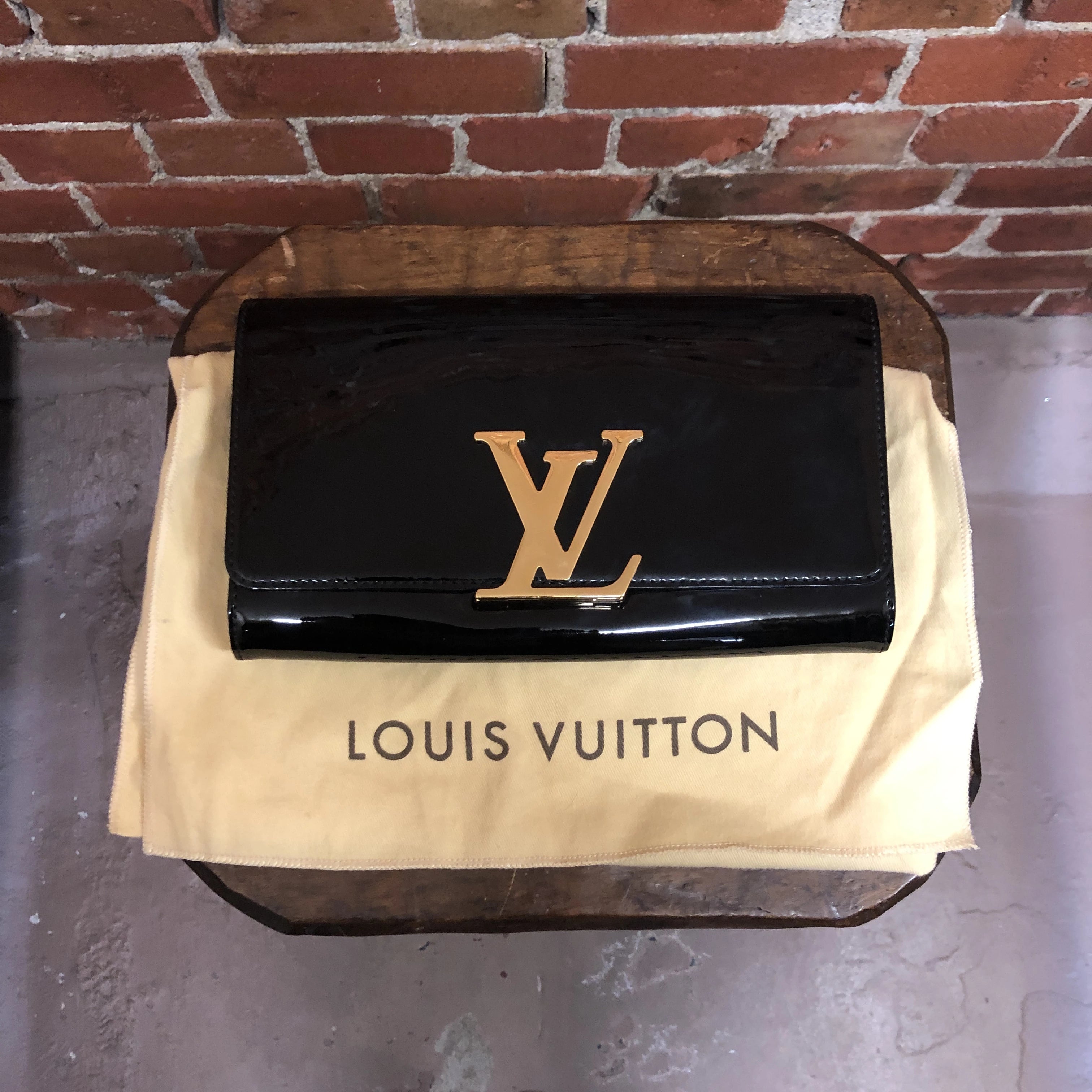 LOUIS VUITTON Louise Noir patent clutch – Wellington Hunters and