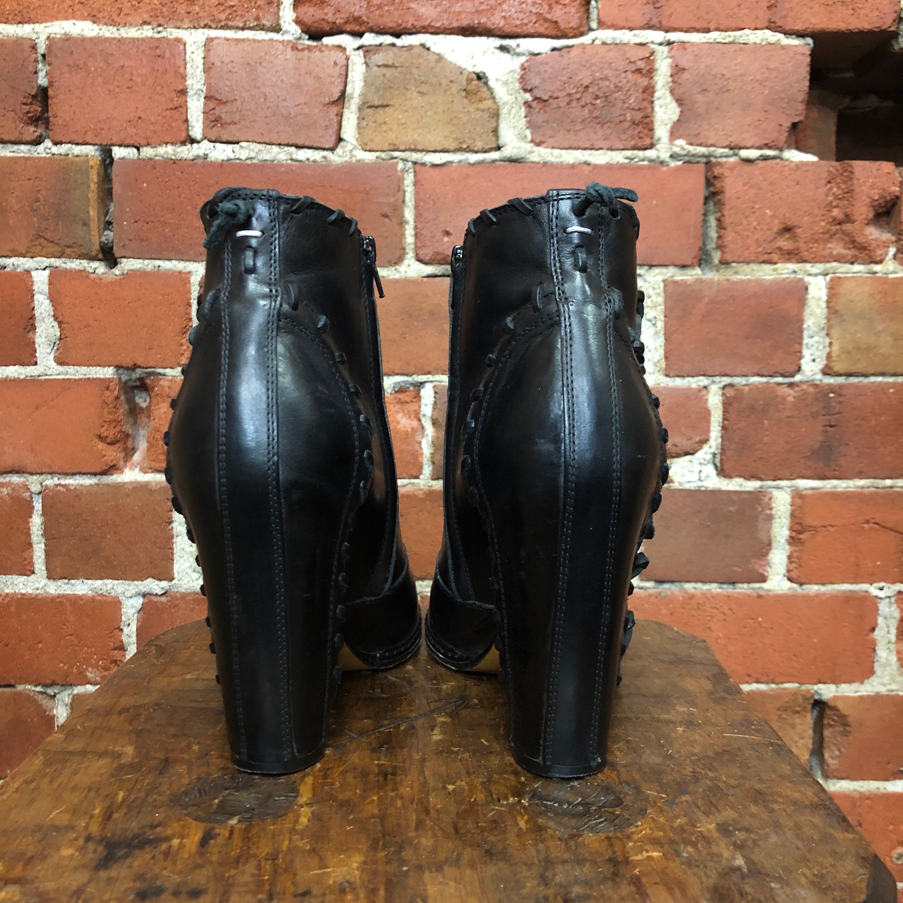 MAISON MARTIN MARGIELA thonged leather boots 39.5