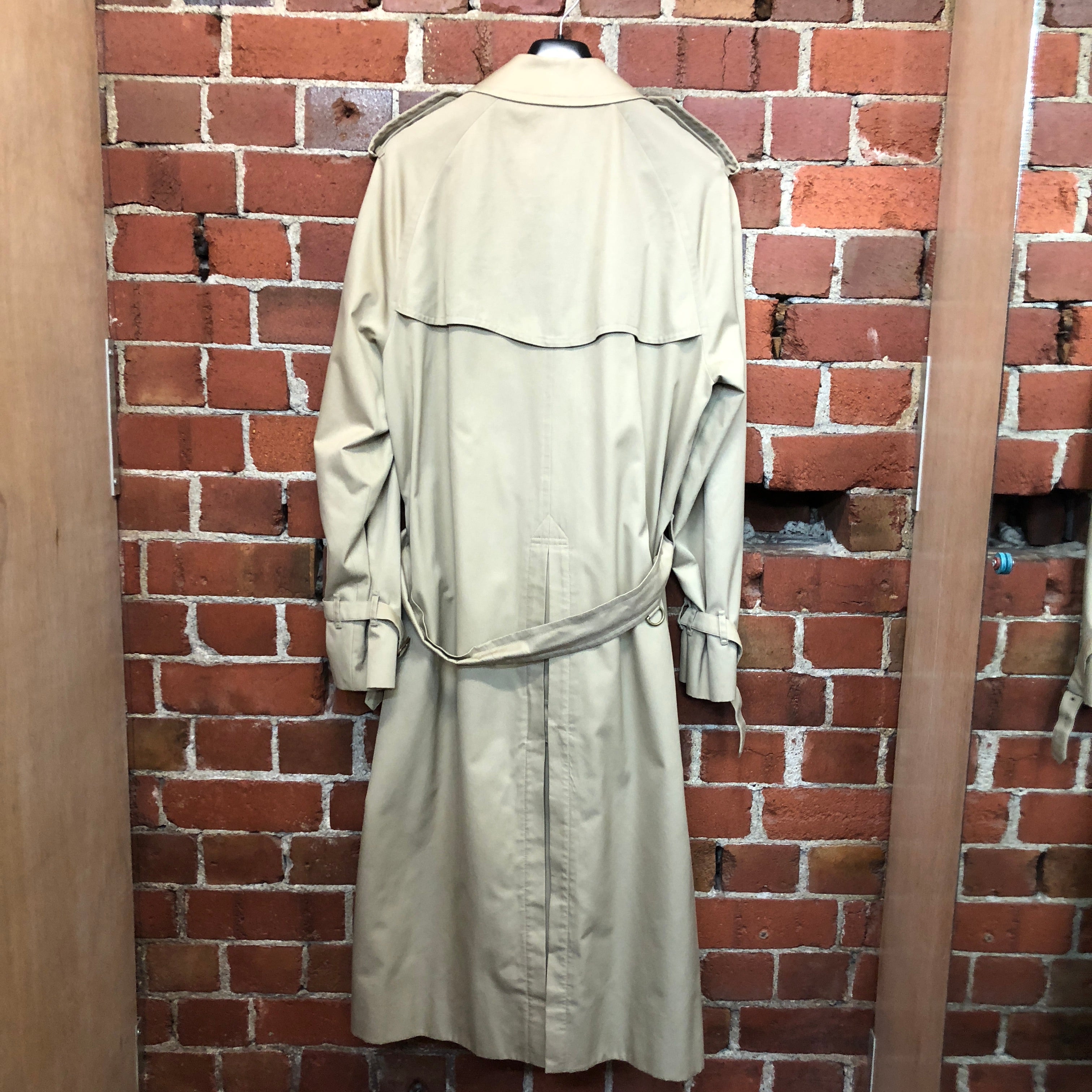 BURBERRY classic trench coat