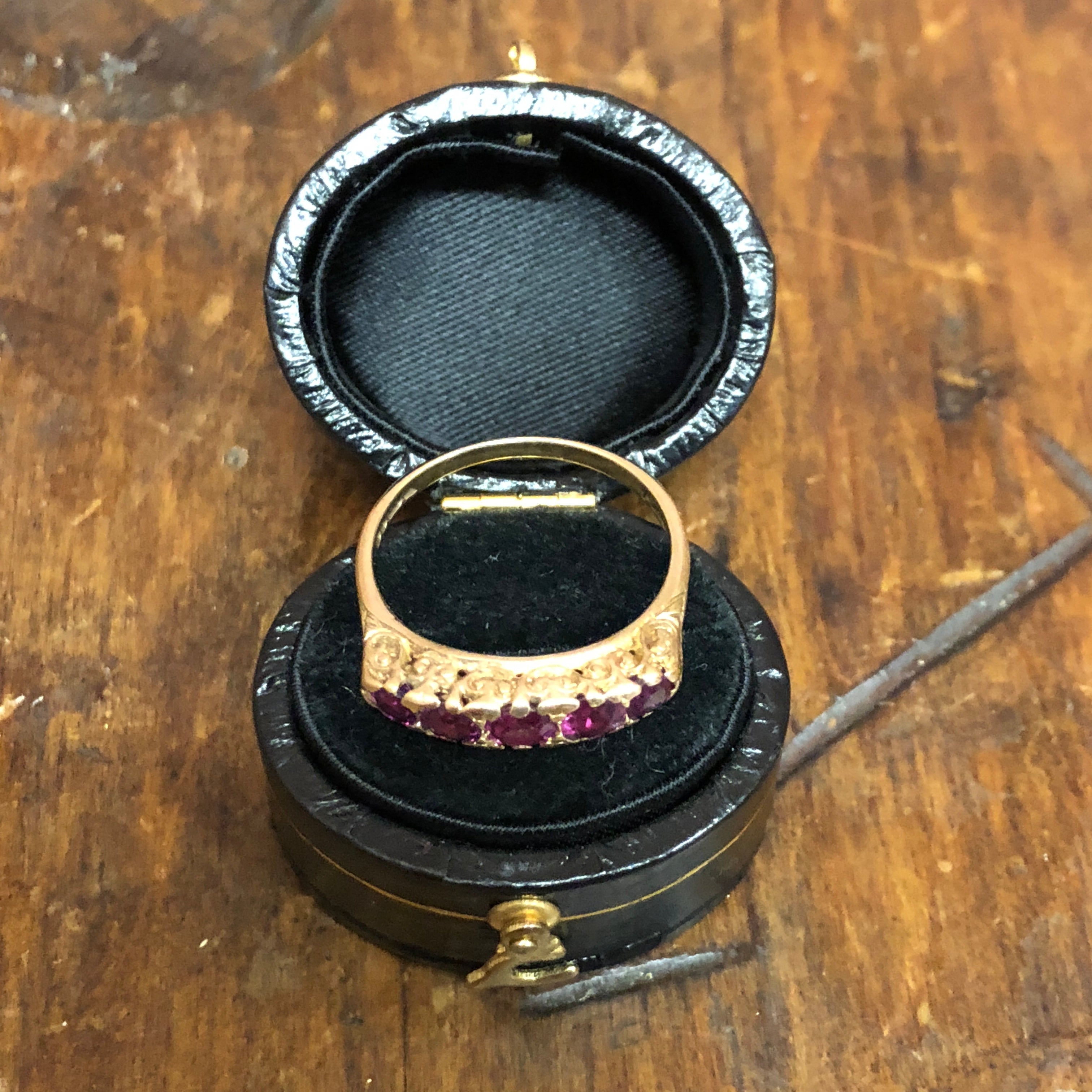 1930s 9ct gold and rubies band ring