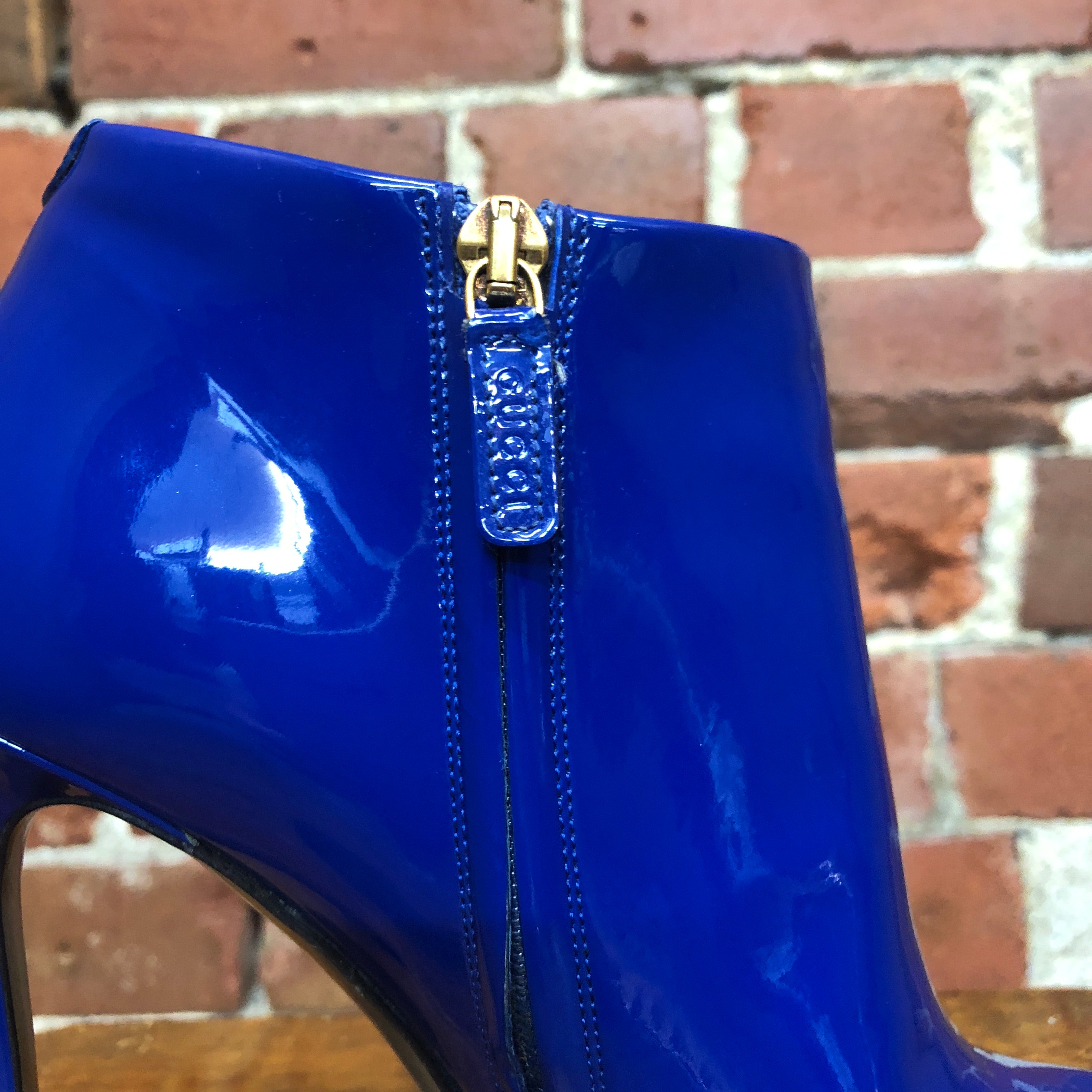 GUCCI ultra gloss Yves-Klein blue boots! 38