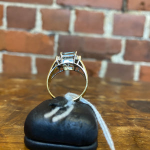10K GOLD, AQUAMARINE AND DIAMOND 1960's ring
