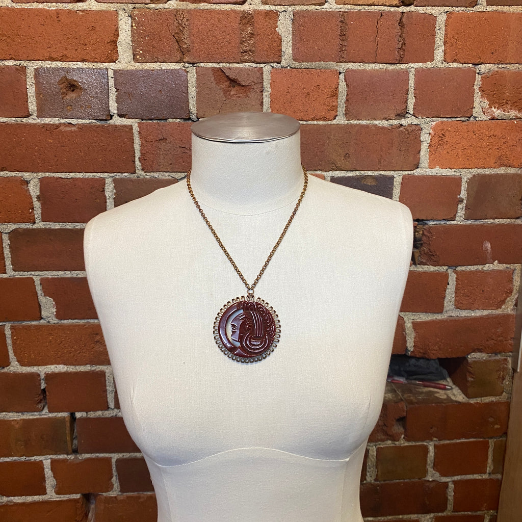 1920s Bakelite pendent necklace