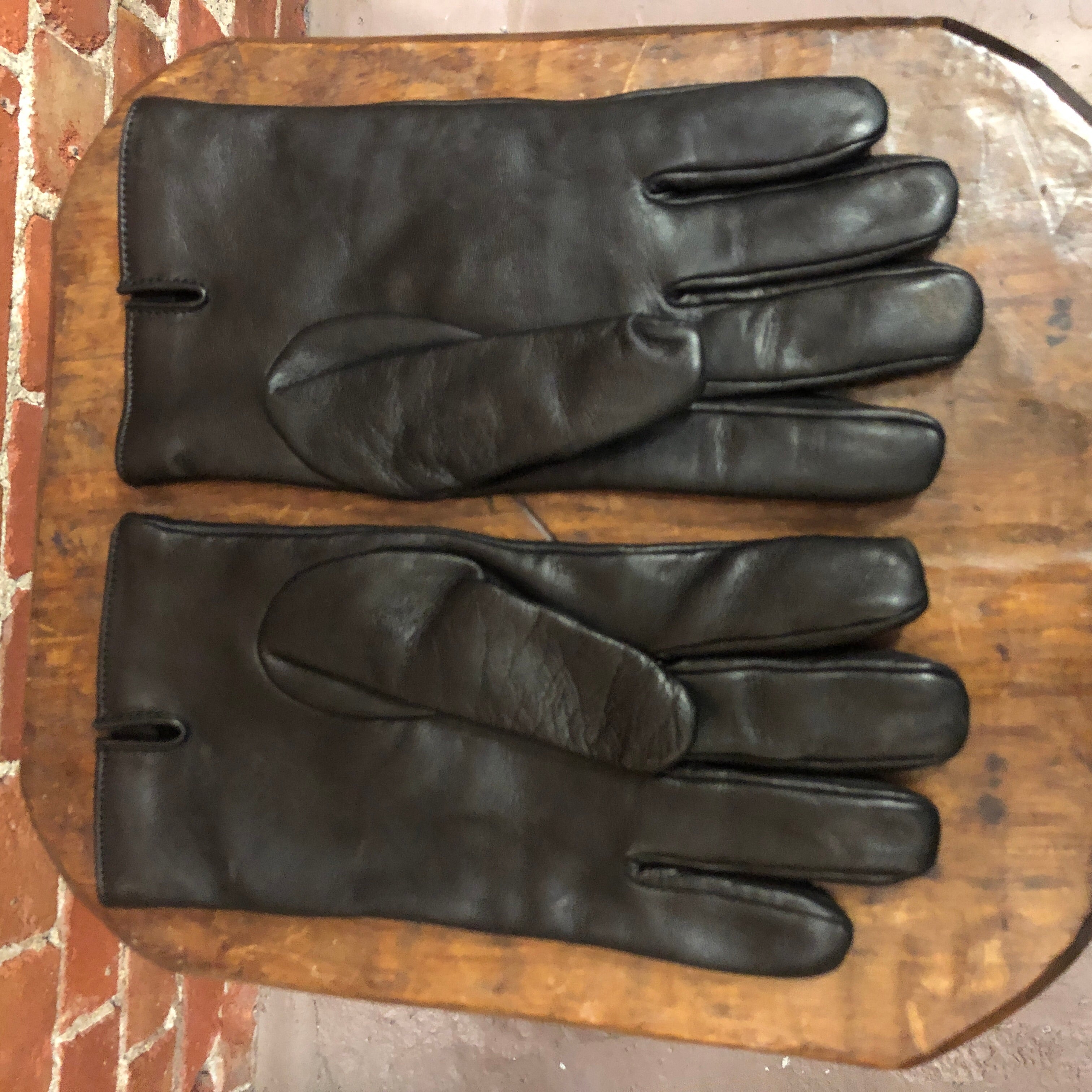 GUCCI embroidered leather gloves