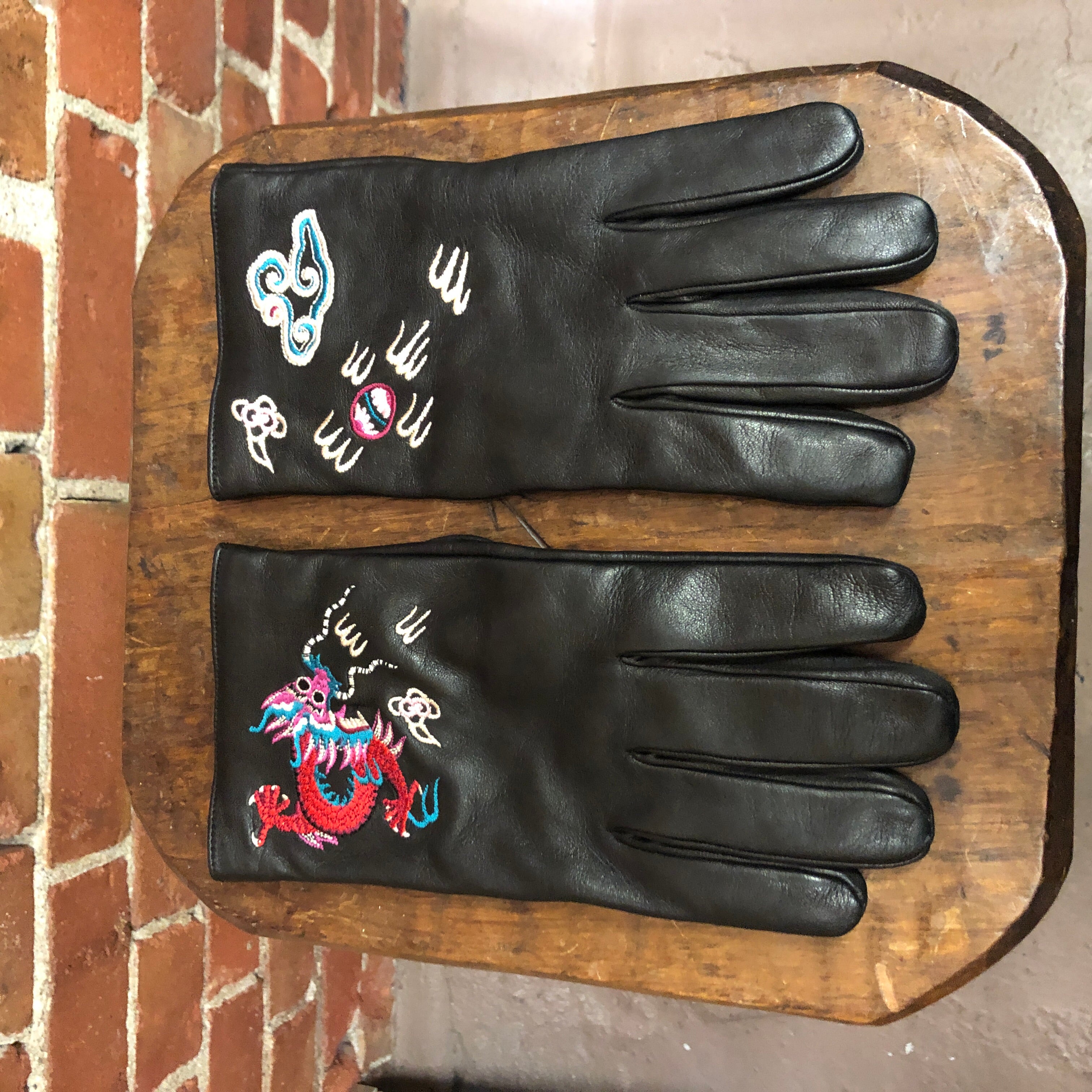 GUCCI embroidered leather gloves